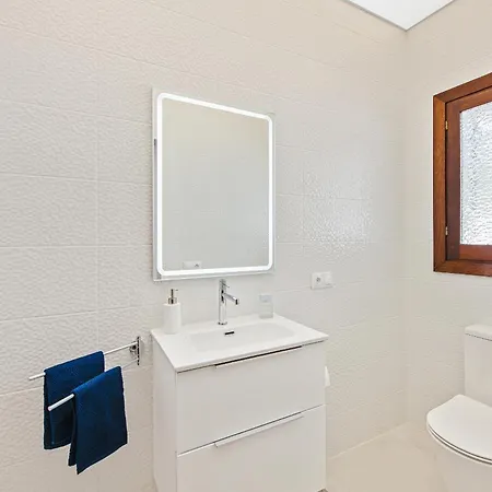 Luxurious Just 200m From The Beach! *