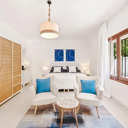 Luxurious Just 200m From The Beach!
