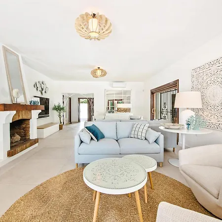 Luxurious Just 200m From The Beach!