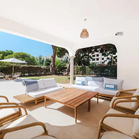Luxurious Just 200m From The Beach! Nyaraló *